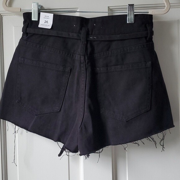 NWT PACSUN BLACK MOM JEAN DENIM SHORTS TIE BELT HIGH WAIST FRAYED BOTTOM SIZE 26 - Picture 4 of 9